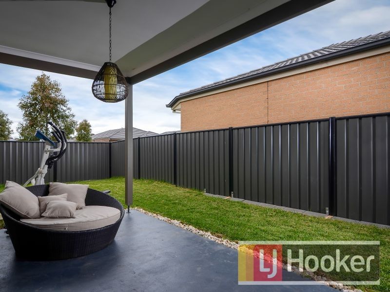 1 Freiberger Grove, Clyde North VIC 3978
