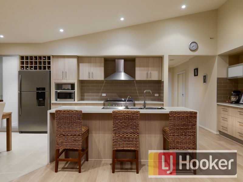 4 Hollyrood Drive, Berwick VIC 3806