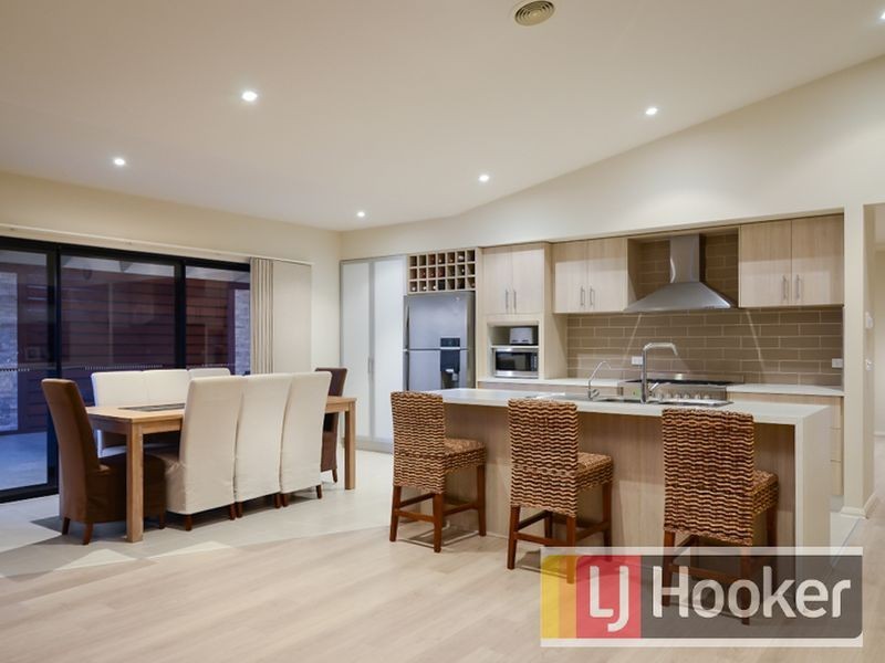 4 Hollyrood Drive, Berwick VIC 3806