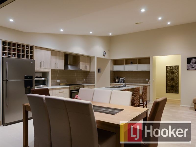 4 Hollyrood Drive, Berwick VIC 3806