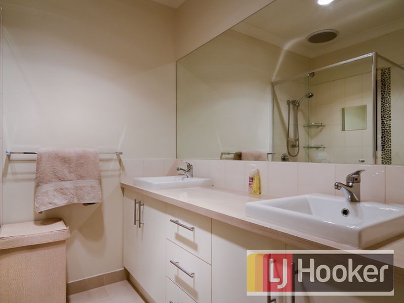 4 Hollyrood Drive, Berwick VIC 3806