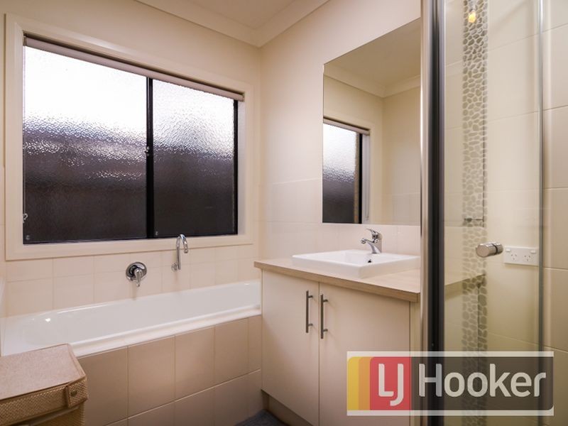 4 Hollyrood Drive, Berwick VIC 3806