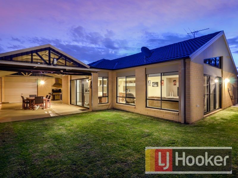 4 Hollyrood Drive, Berwick VIC 3806