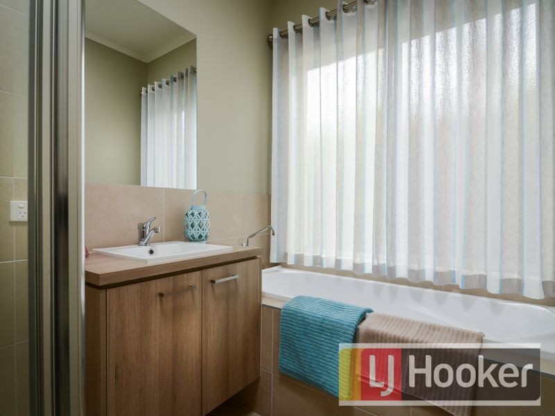 52 Prendergast Avenue, Cranbourne VIC 3977