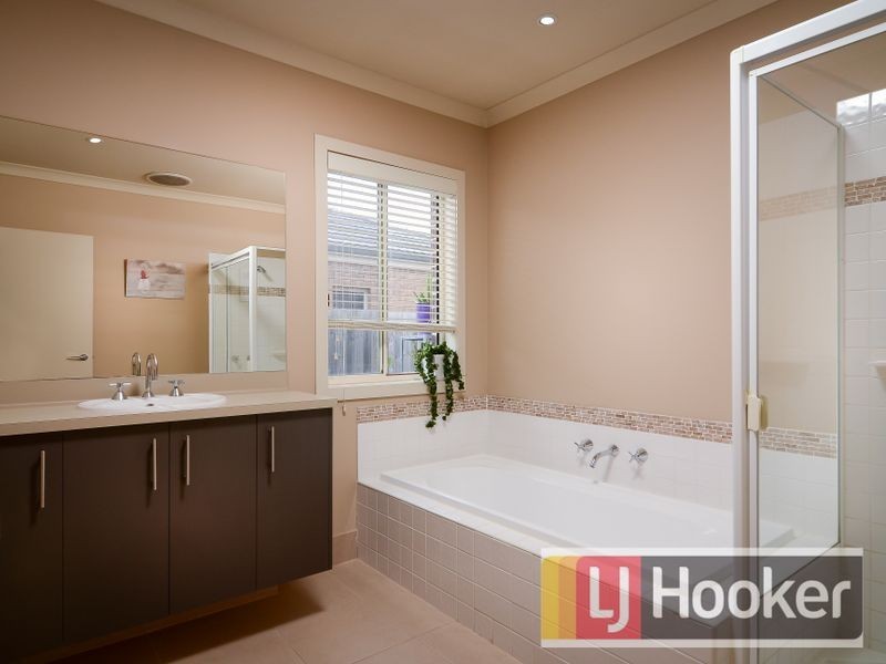 4 Yemaya Place, Berwick VIC 3806