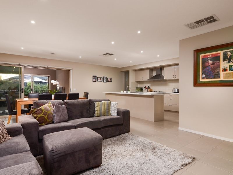 36 Abrus Circuit, Cranbourne North VIC 3977