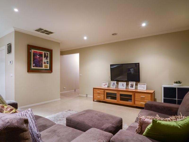 36 Abrus Circuit, Cranbourne North VIC 3977