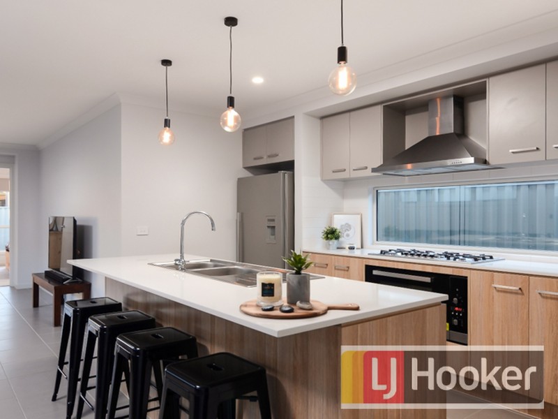 152 Lineham Drive, Cranbourne East VIC 3977