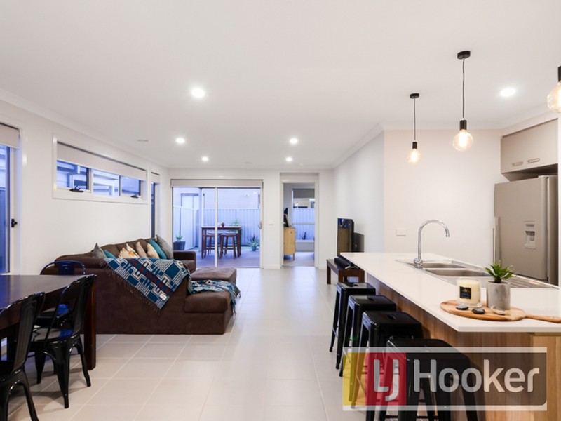 152 Lineham Drive, Cranbourne East VIC 3977