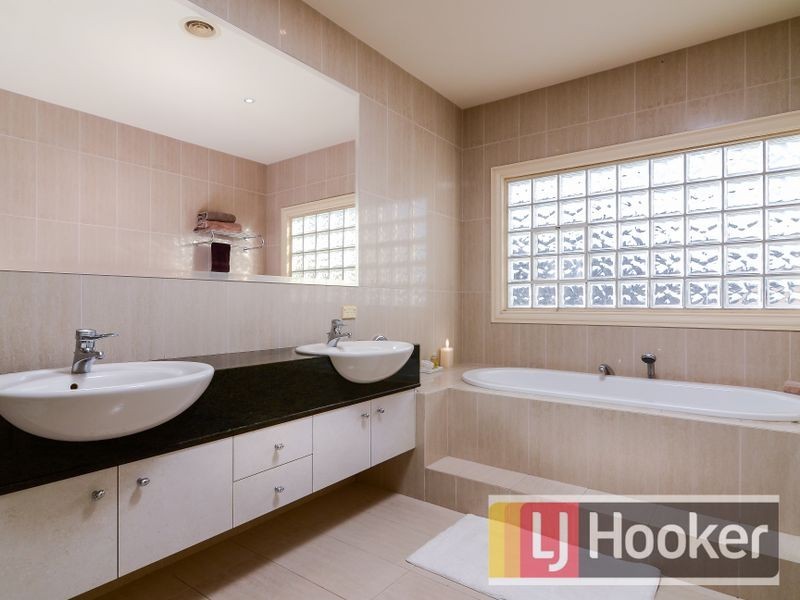 13-14 Waterford Close, Narre Warren North VIC 3804