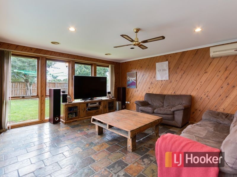 130 Oaktree Drive, Hampton Park VIC 3976