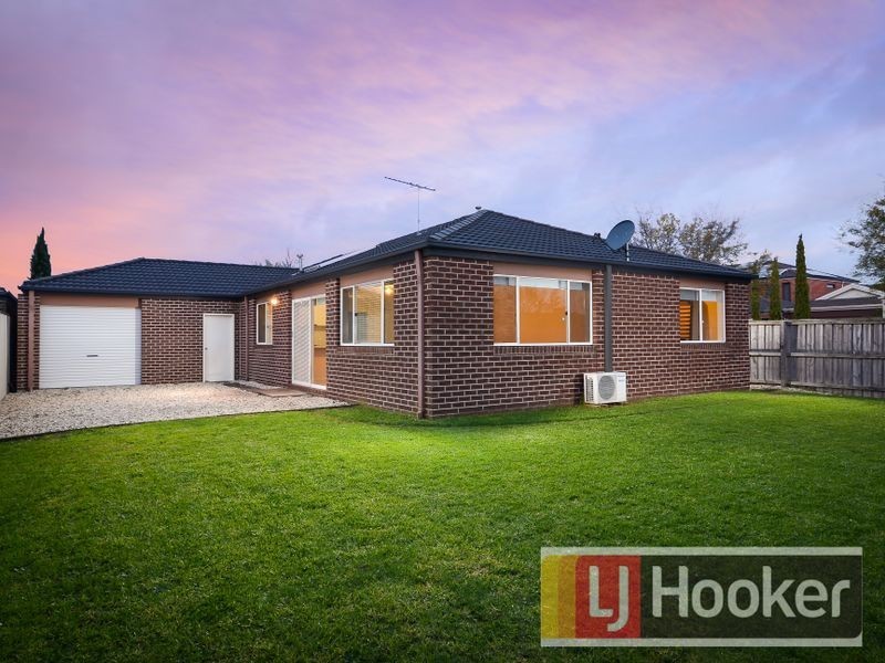 8 Ernest Crescent, Narre Warren South VIC 3805
