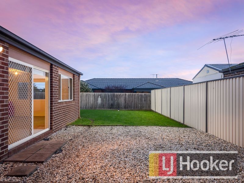 8 Ernest Crescent, Narre Warren South VIC 3805
