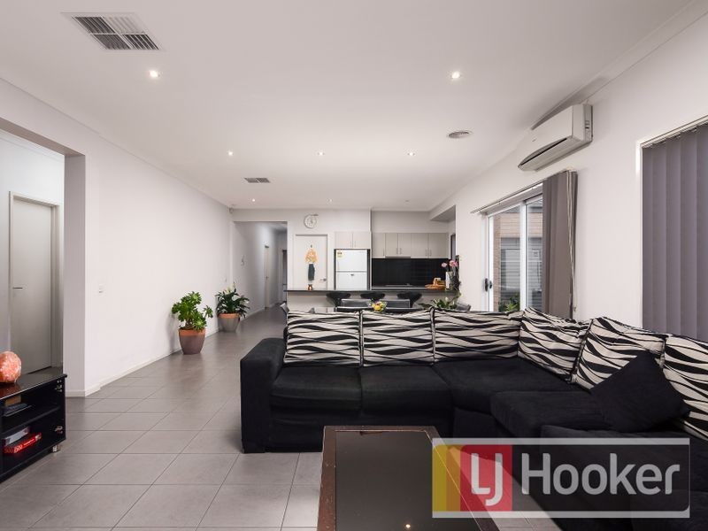 11 White Gum Way, Cranbourne North VIC 3977