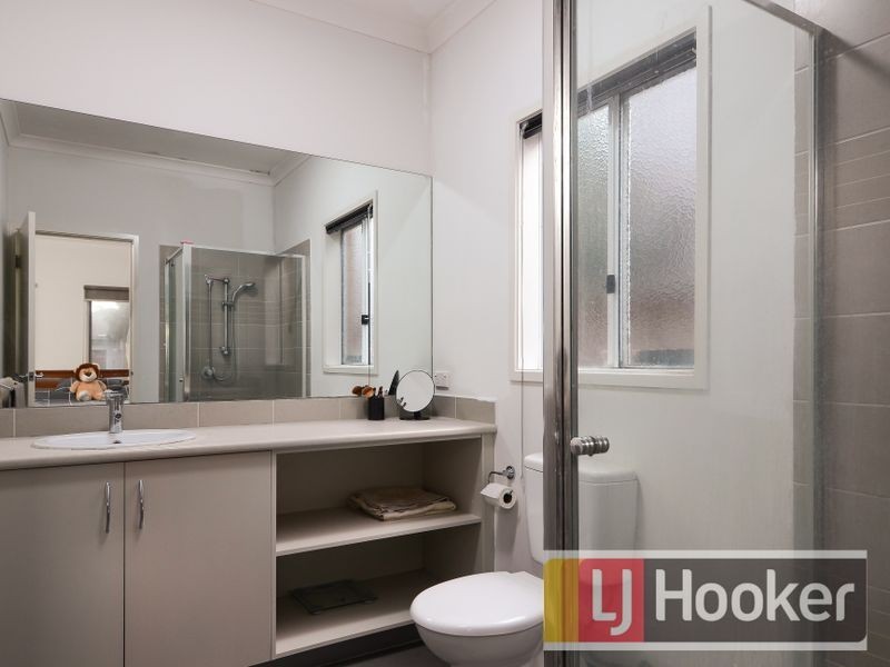 11 White Gum Way, Cranbourne North VIC 3977