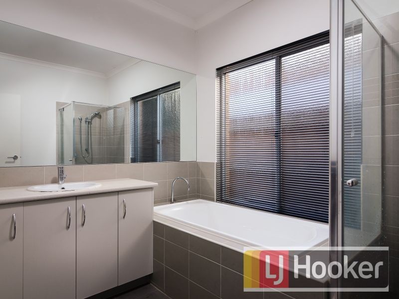 11 White Gum Way, Cranbourne North VIC 3977