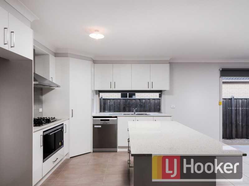 6 Bimberry Circuit, Clyde North VIC 3978