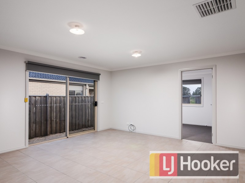 6 Bimberry Circuit, Clyde North VIC 3978