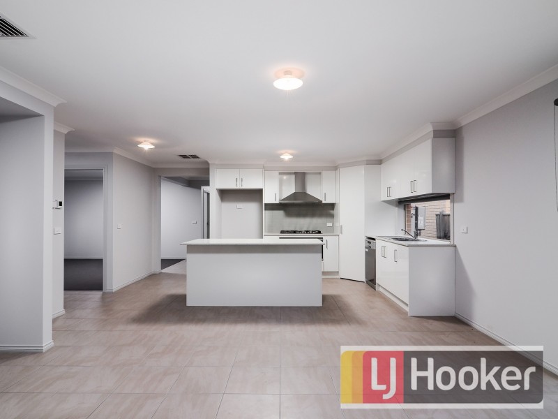 6 Bimberry Circuit, Clyde North VIC 3978