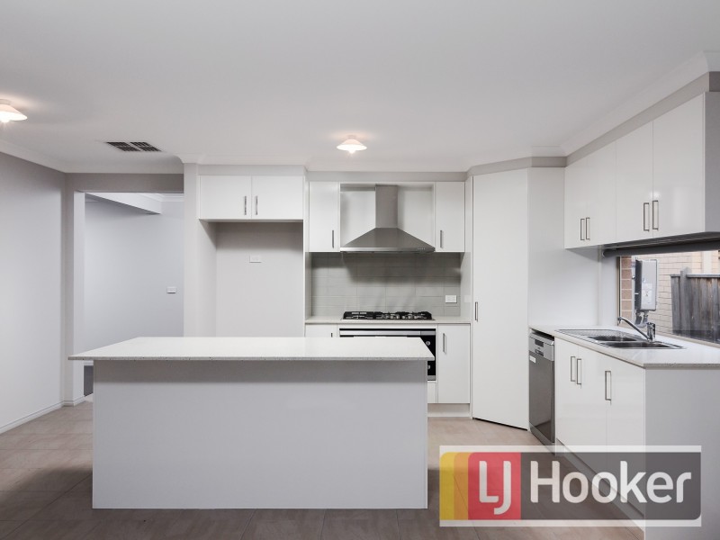 6 Bimberry Circuit, Clyde North VIC 3978