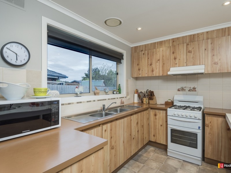 24 Thomas Crescent, Cranbourne VIC 3977