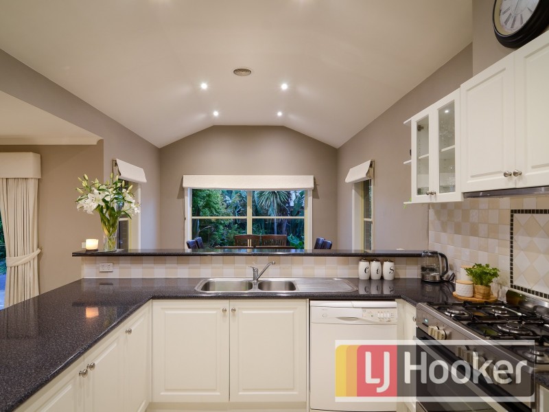 8 Canet Grove, Narre Warren South VIC 3805