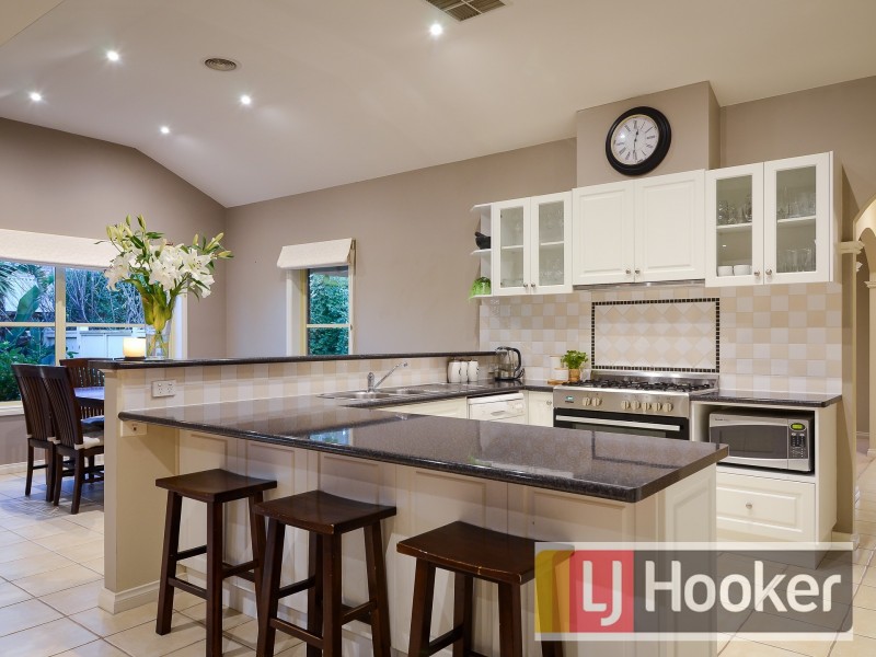 8 Canet Grove, Narre Warren South VIC 3805
