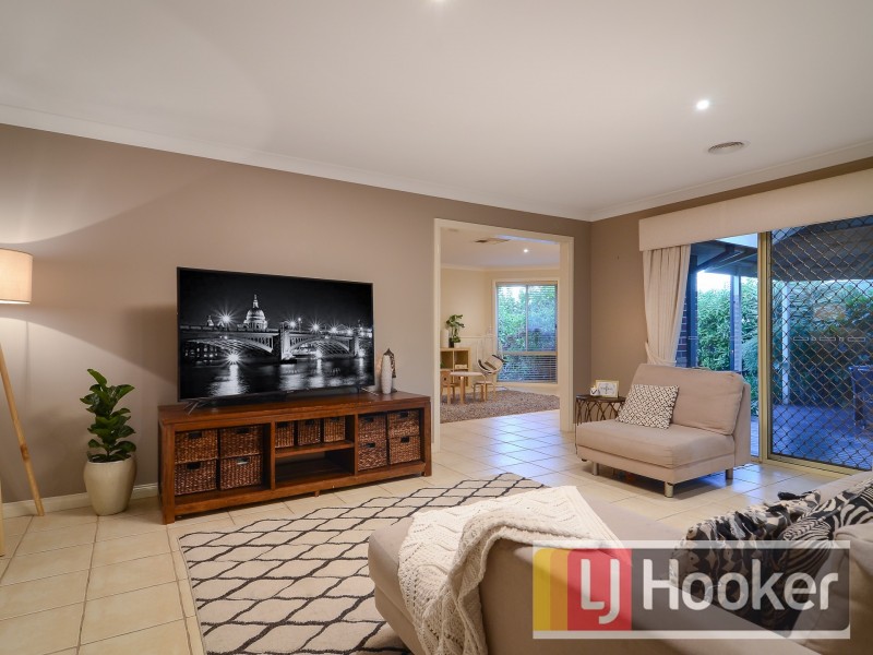 8 Canet Grove, Narre Warren South VIC 3805