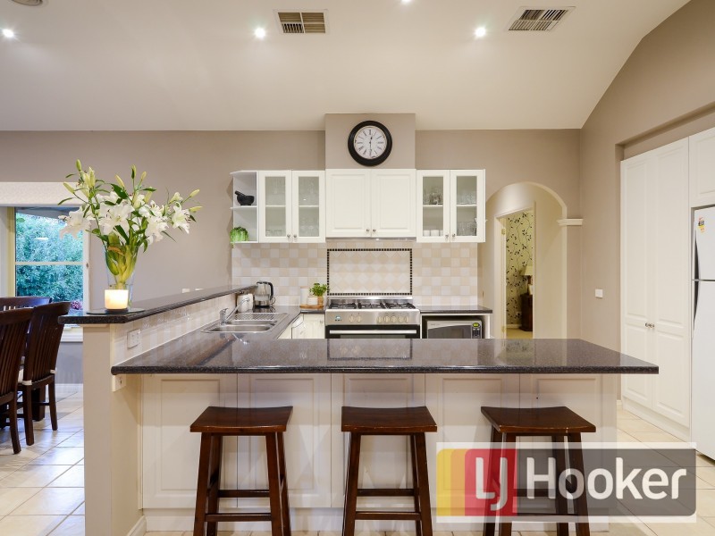 8 Canet Grove, Narre Warren South VIC 3805