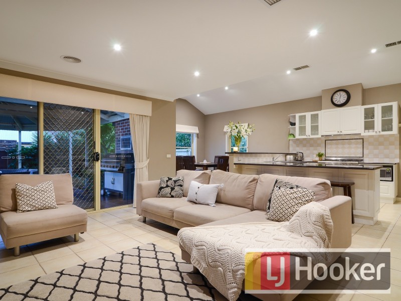 8 Canet Grove, Narre Warren South VIC 3805