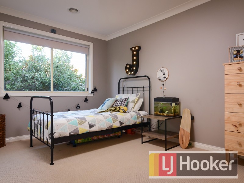 8 Canet Grove, Narre Warren South VIC 3805