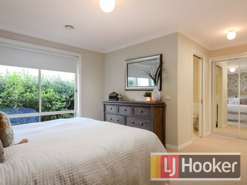 8 Canet Grove, Narre Warren South VIC 3805