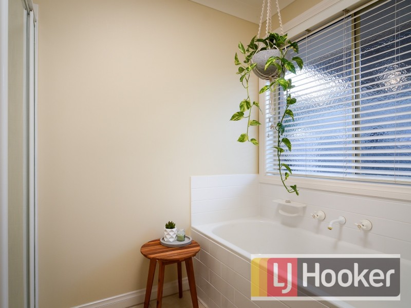 8 Canet Grove, Narre Warren South VIC 3805
