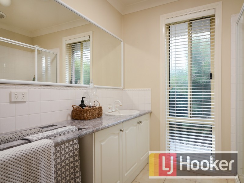 8 Canet Grove, Narre Warren South VIC 3805