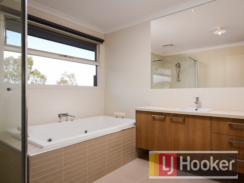 9 Charmouth Place, Narre Warren South VIC 3805