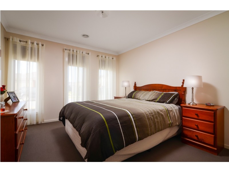 16 Murgese Circuit, Clyde North VIC 3978