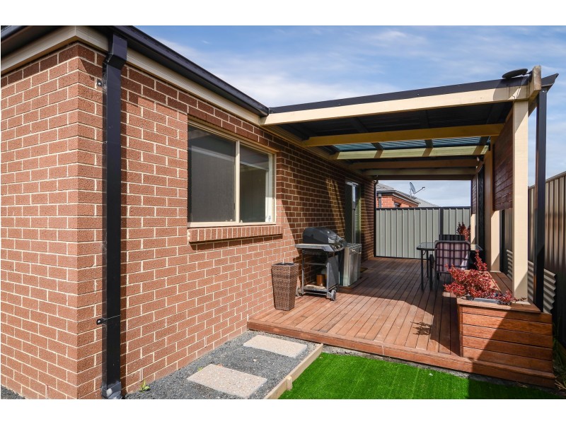 16 Murgese Circuit, Clyde North VIC 3978