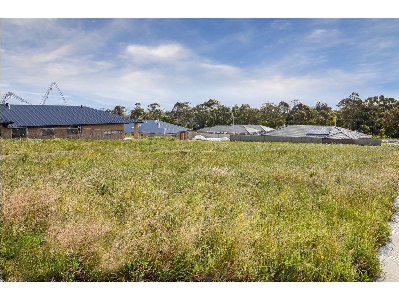 15 Fable Way, Cranbourne East VIC 3977