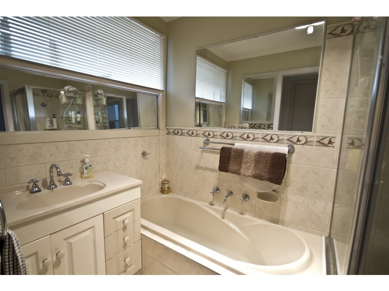 19 Lancaster Avenue, Narre Warren VIC 3805