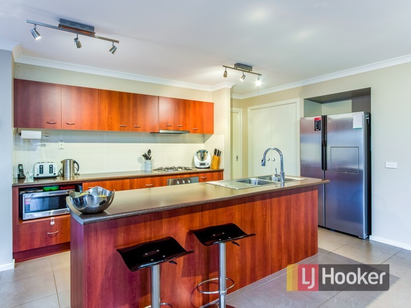 17 Yorkshire Drive, Cranbourne North VIC 3977