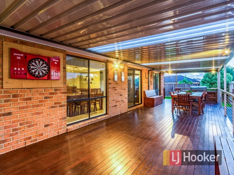 17 Yorkshire Drive, Cranbourne North VIC 3977