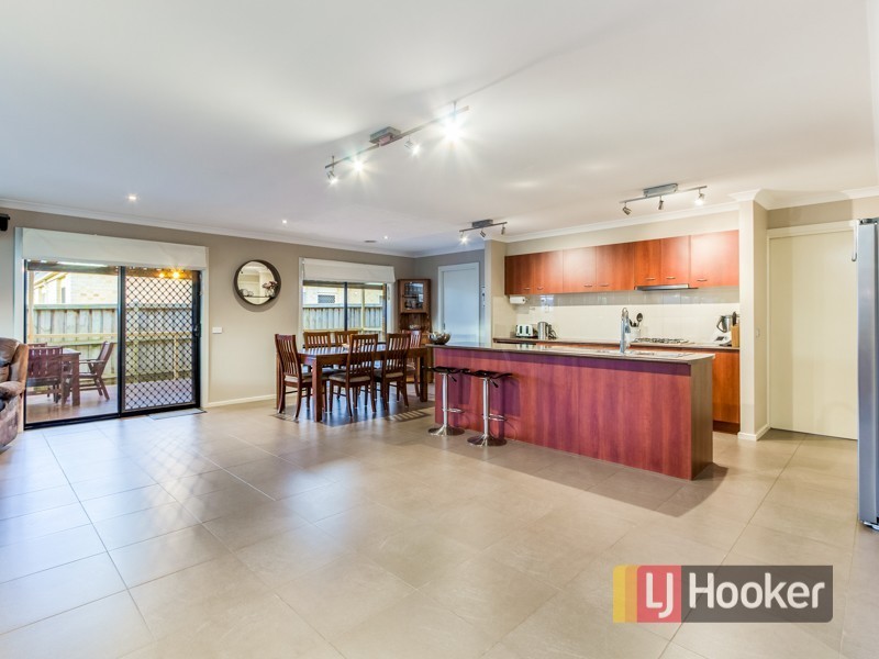 17 Yorkshire Drive, Cranbourne North VIC 3977