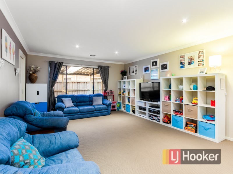 17 Yorkshire Drive, Cranbourne North VIC 3977