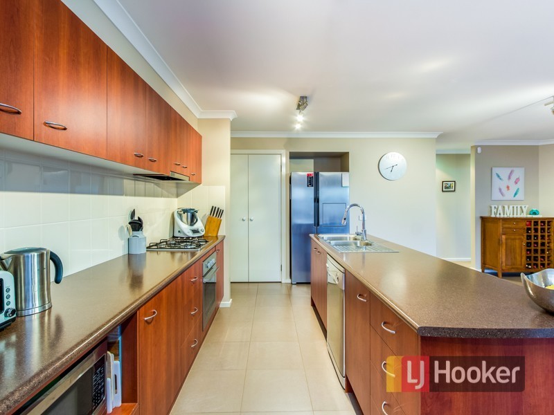 17 Yorkshire Drive, Cranbourne North VIC 3977