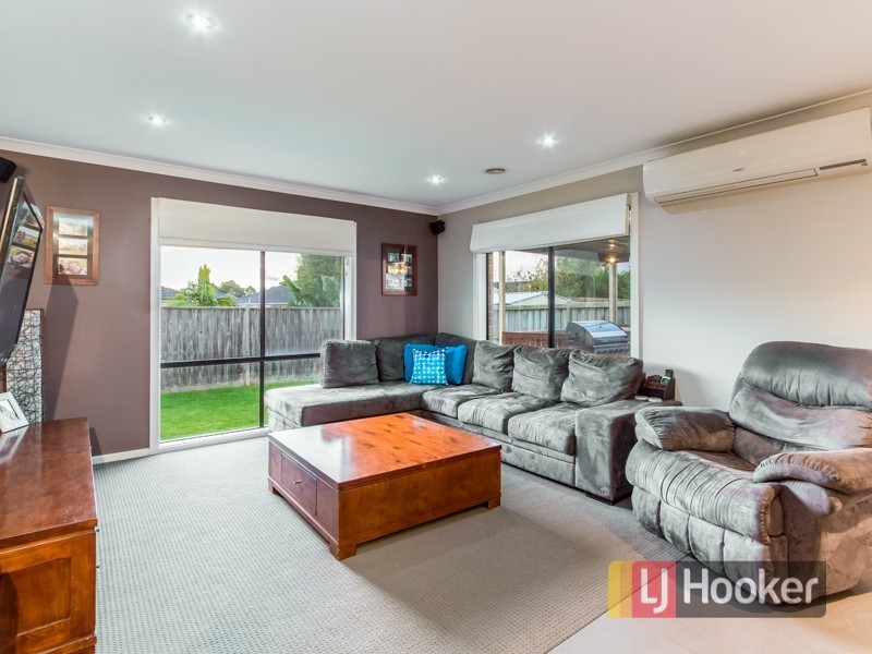 17 Yorkshire Drive, Cranbourne North VIC 3977