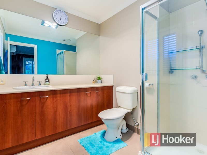 17 Yorkshire Drive, Cranbourne North VIC 3977