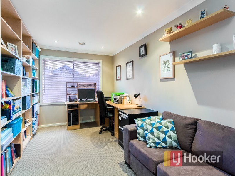 17 Yorkshire Drive, Cranbourne North VIC 3977