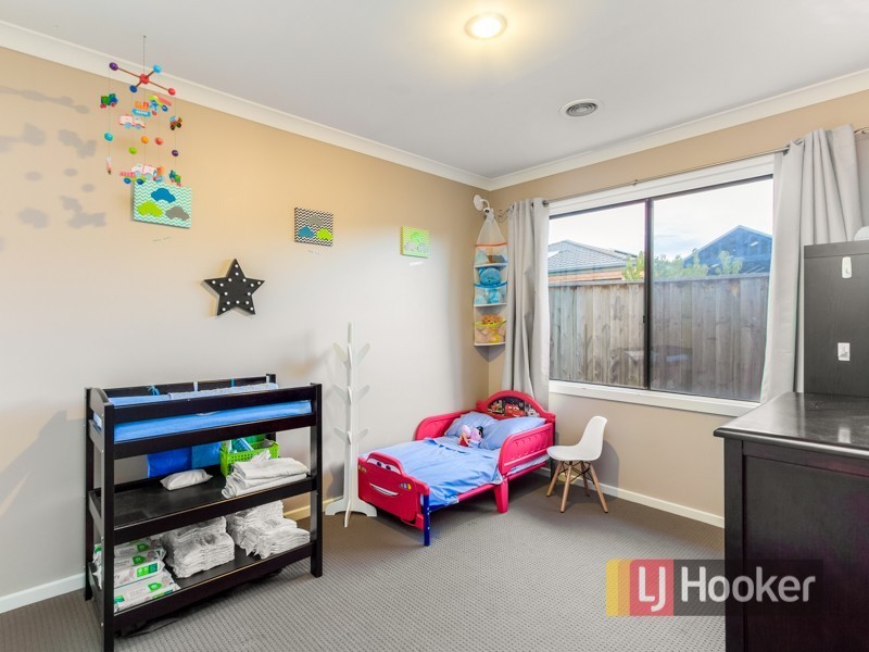 17 Yorkshire Drive, Cranbourne North VIC 3977