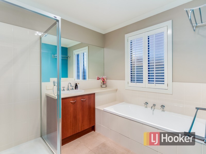 17 Yorkshire Drive, Cranbourne North VIC 3977