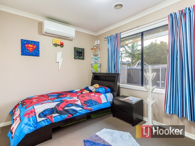 17 Yorkshire Drive, Cranbourne North VIC 3977